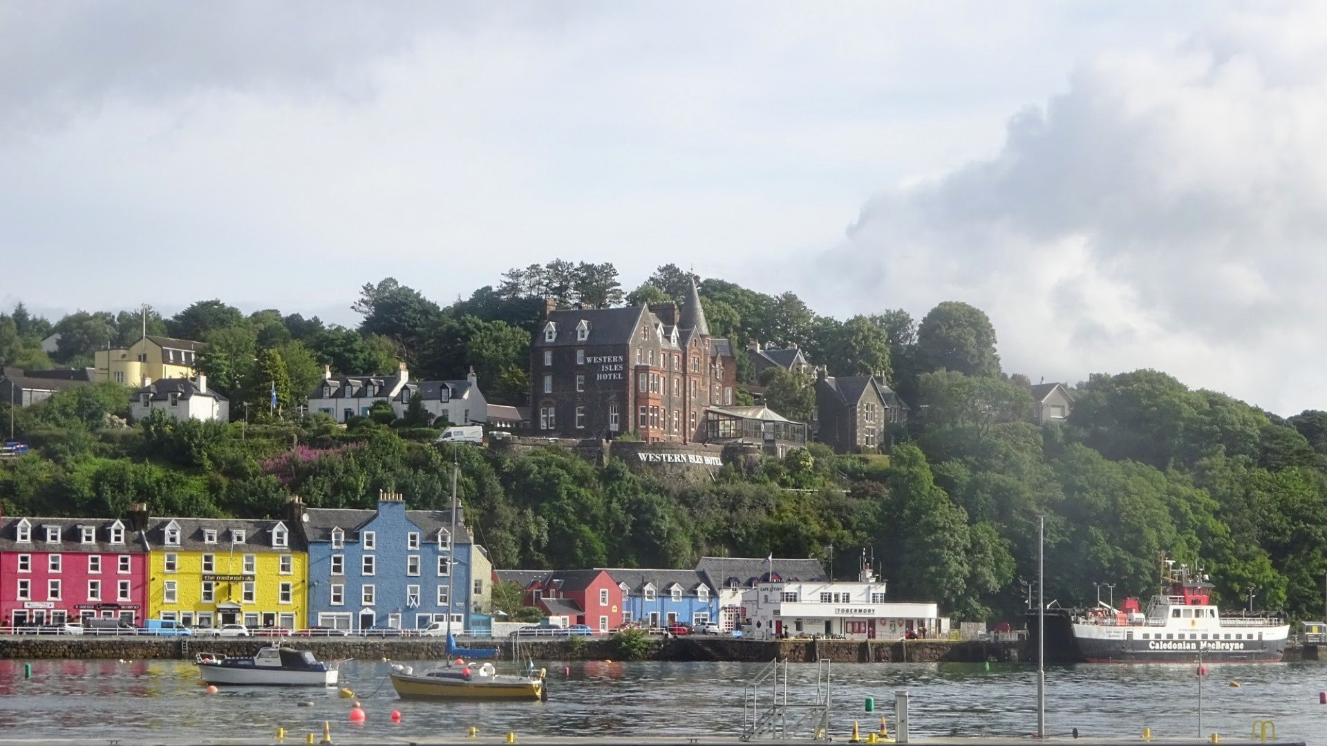 The Western Isles Hotel And Tobermory Painted Houses